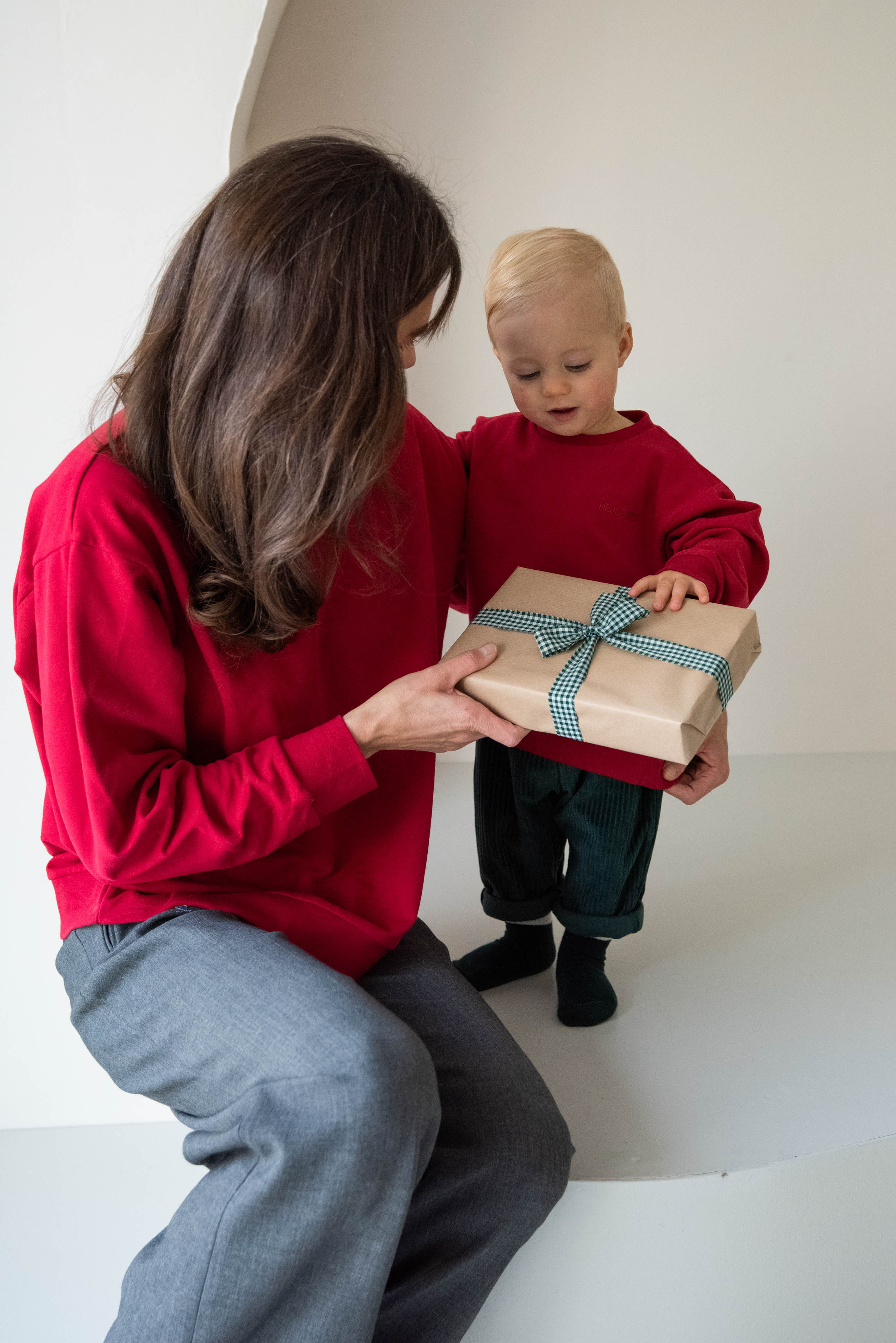 MOM LOVE LOOKS LIKE US SWEATER